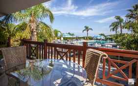 Familienzimmer mit großem Balkon mit Blick auf das Resort